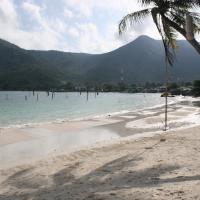 Paradise Beach és Chaloklaam kikötő a távolban