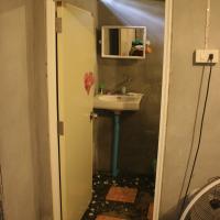 Fürdő, tető réssel