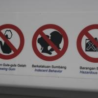 Tilos csókolózni és rágózni