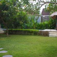 Kert a bejárat felől